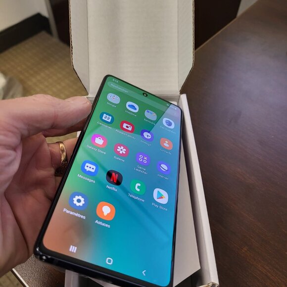 Samsung Galaxy A71 5G 128GB Unlocked. In good condition !!! - Picture 7 of 9